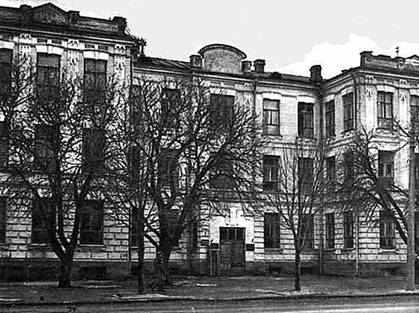 Будинок колишнього Жіночого медичного інституту, де з 1918 р. розміщується кафедра оперативної хірургії та топографічної анатомії НМУ