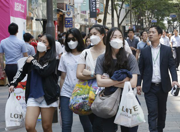 Жители городов Южной Кореи пытаются защитить себя от заражения MERS (фото Associated Press)
